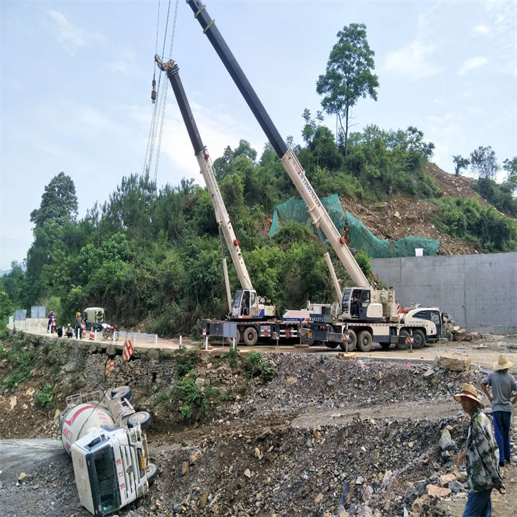 保亭汽车掉沟里叫吊车救援要多少钱