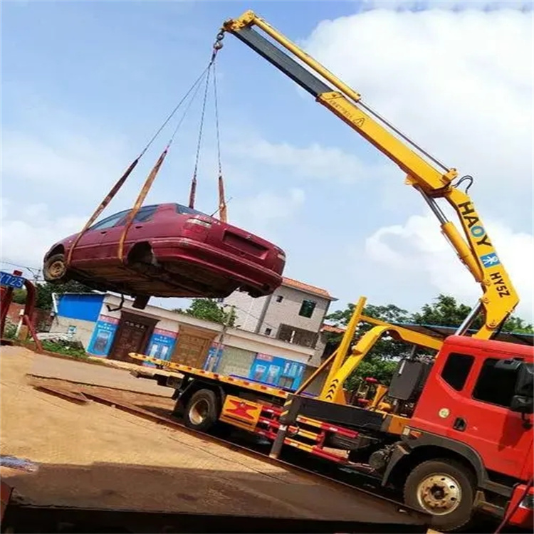 保亭吊车吊汽车的正确方法